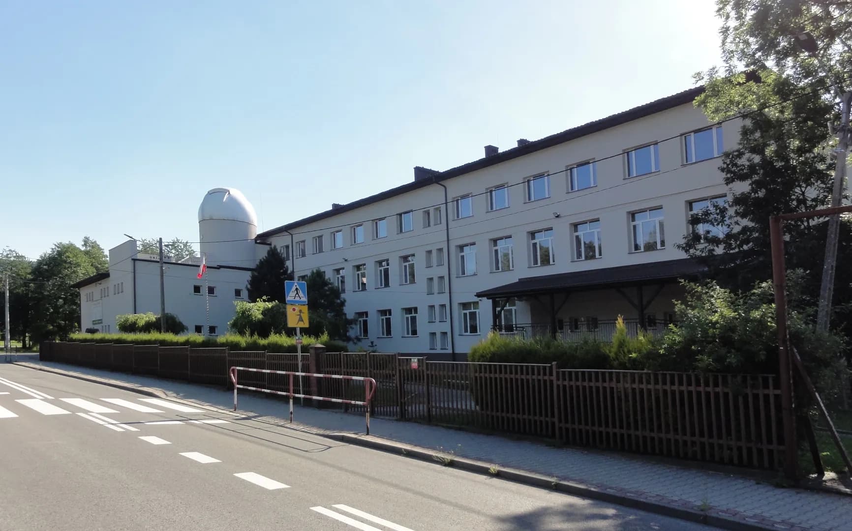 Budynek Szkoły Podstawowej w Sułkowicach-Bolęcinie z kopułą obserwatorium widoczny od strony ulicy
