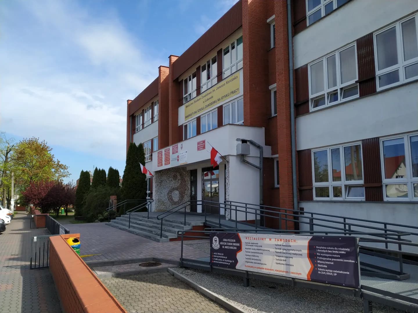Wejście do budynku IV Liceum Ogólnokształcącego w Łukowie z podjazdem dla niepełnosprawnych