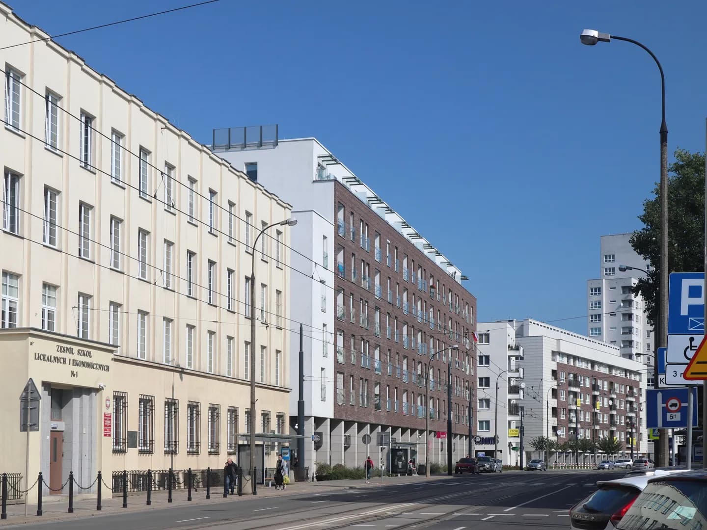 Fasada budynku Zespołu Szkół Licealnych i Ekonomicznych nr 1 w Warszawie od strony ulicy