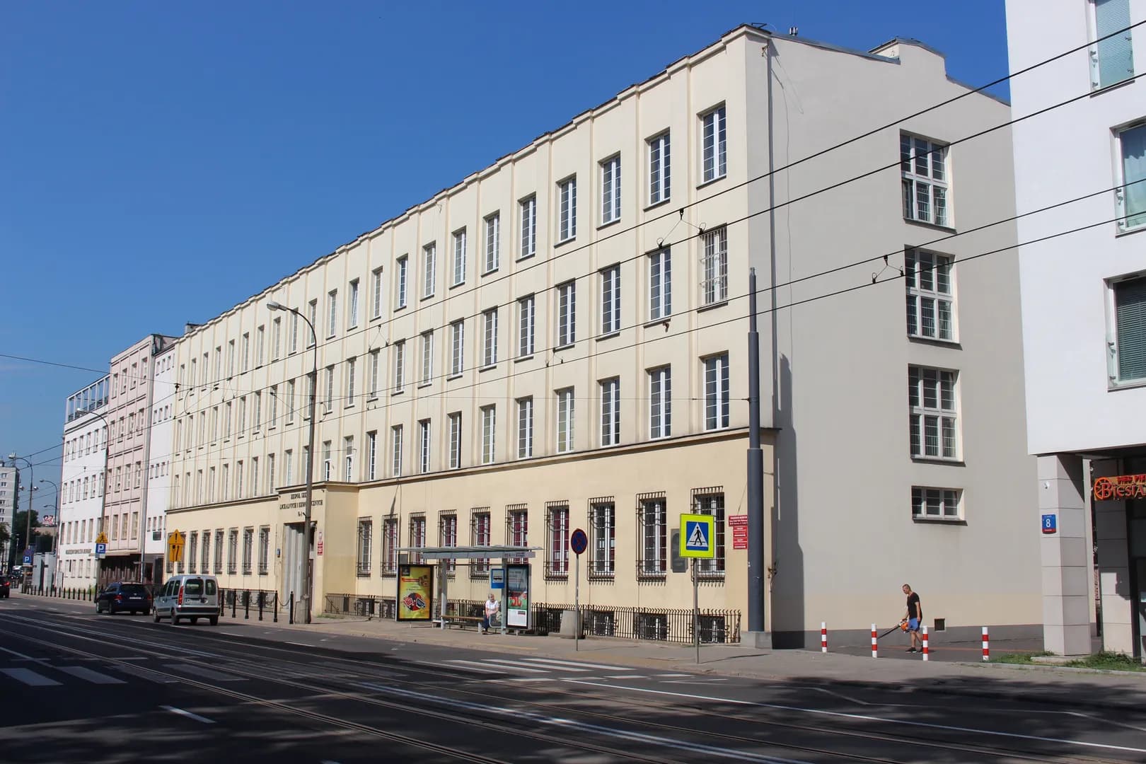 Fasada budynku Szkoły Policealnej nr 4 przy ulicy Stawki w Warszawie