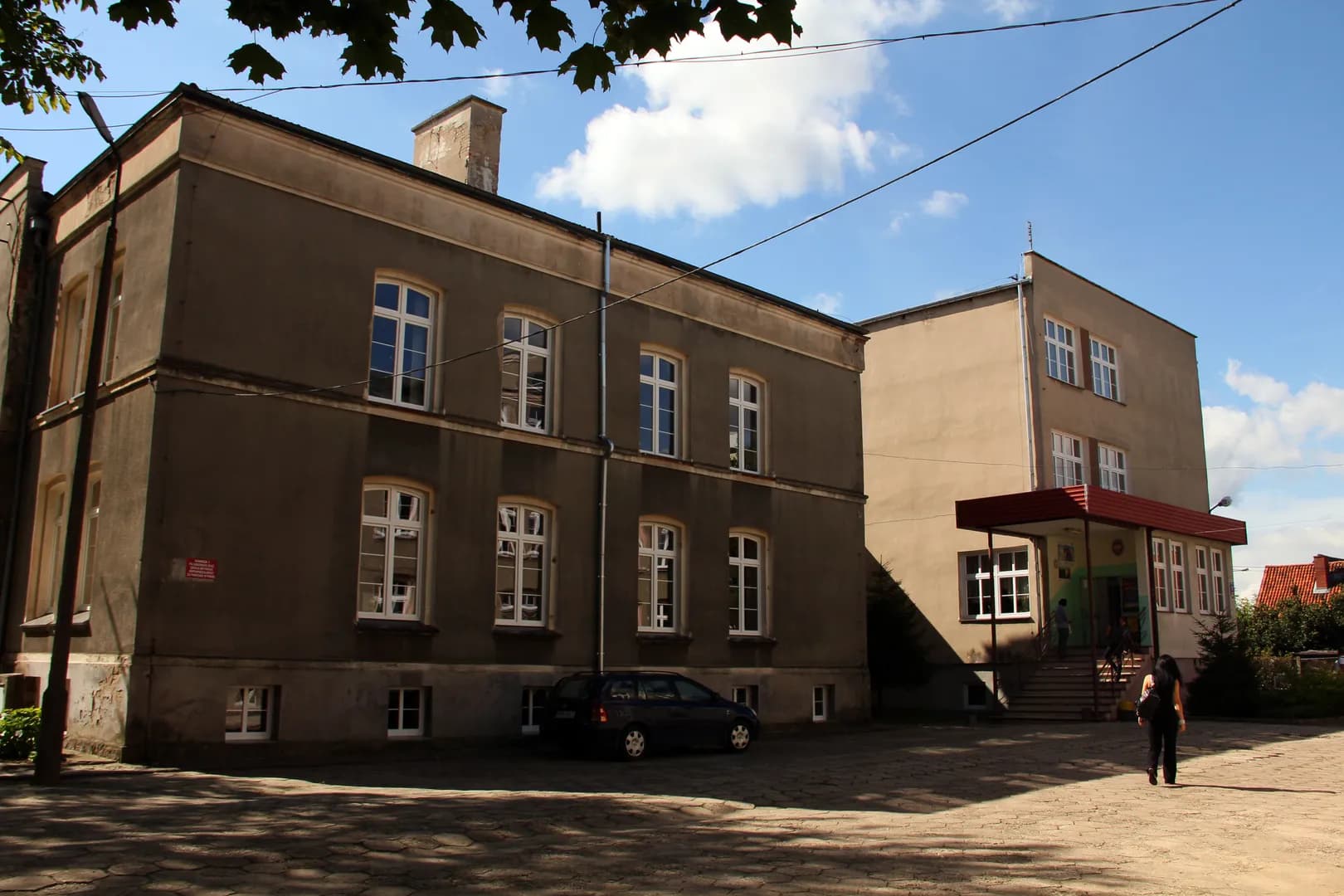 Budynek Zespołu Szkół Ponadgimnazjalnych nr 2 w Bartoszycach z podwórza
