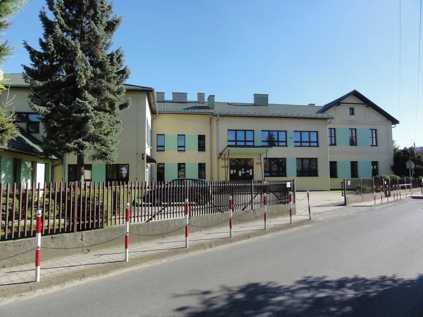 Budynek Szkoły Podstawowej w Sułkowicach-Łęgu widziany od strony ulicy