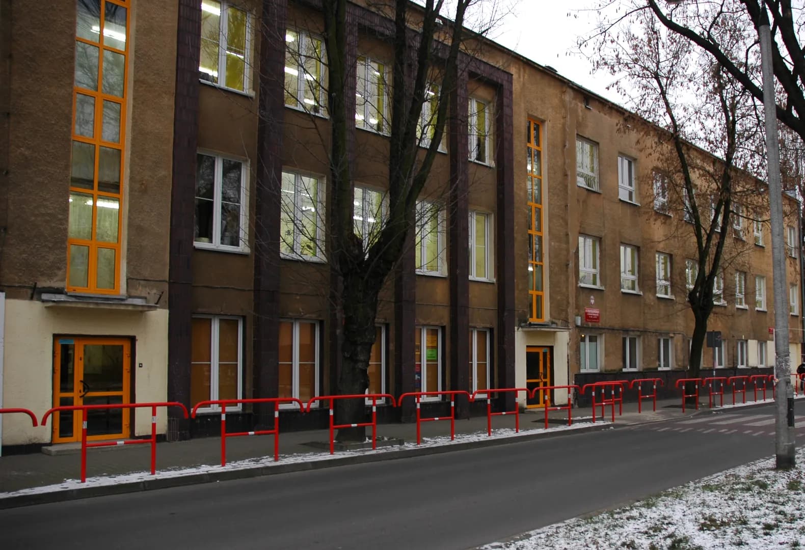 Fasada budynku XIII Liceum Ogólnokształcącego w Warszawie od strony ulicy