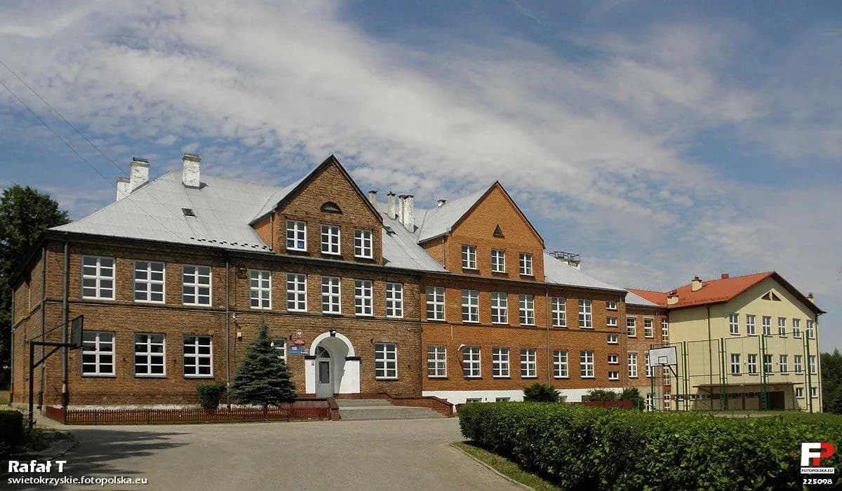 Ceglany budynek szkoły podstawowej w Mircu