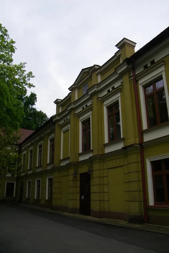 Zabytkowy budynek Zespołu Szkół w Czernichowie