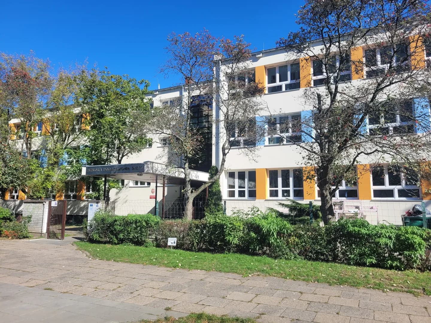 Budynek Szkoły Podstawowej nr 33 w Warszawie od strony wejścia