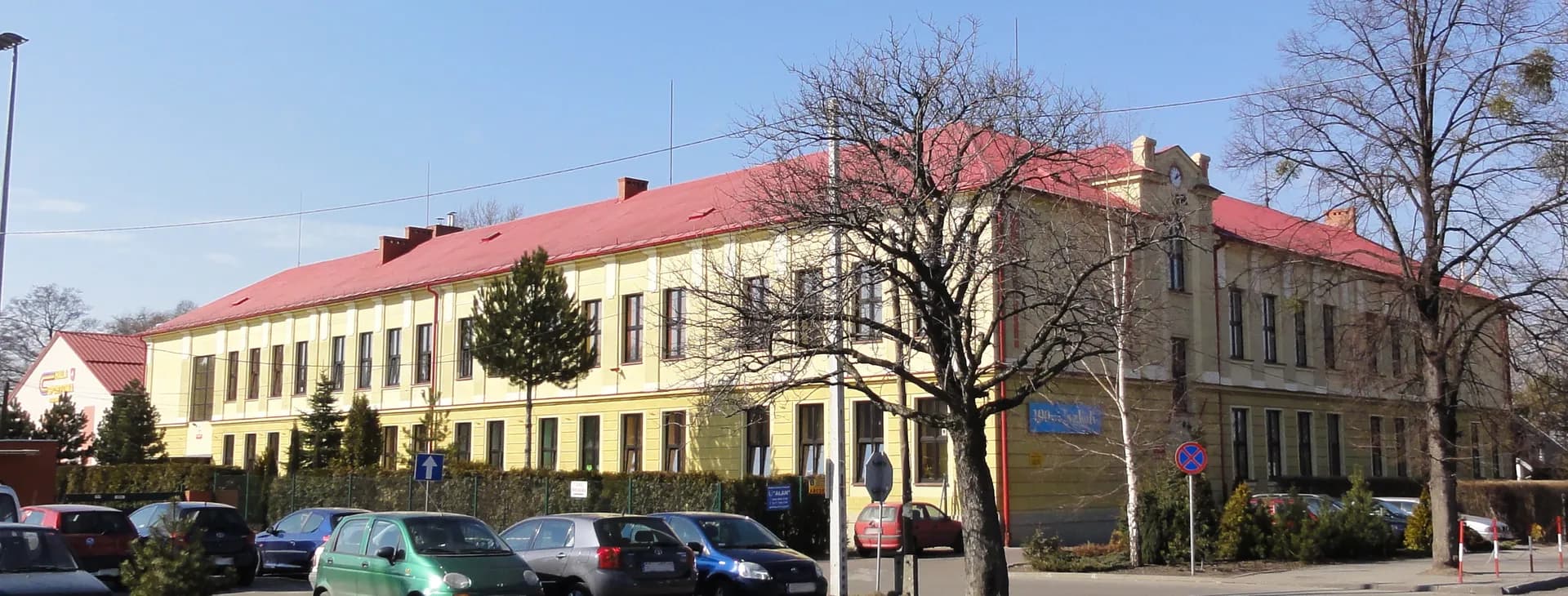 Gmach Szkoły Podstawowej w Jasienicy z widoczną elewacją i czerwonym dachem