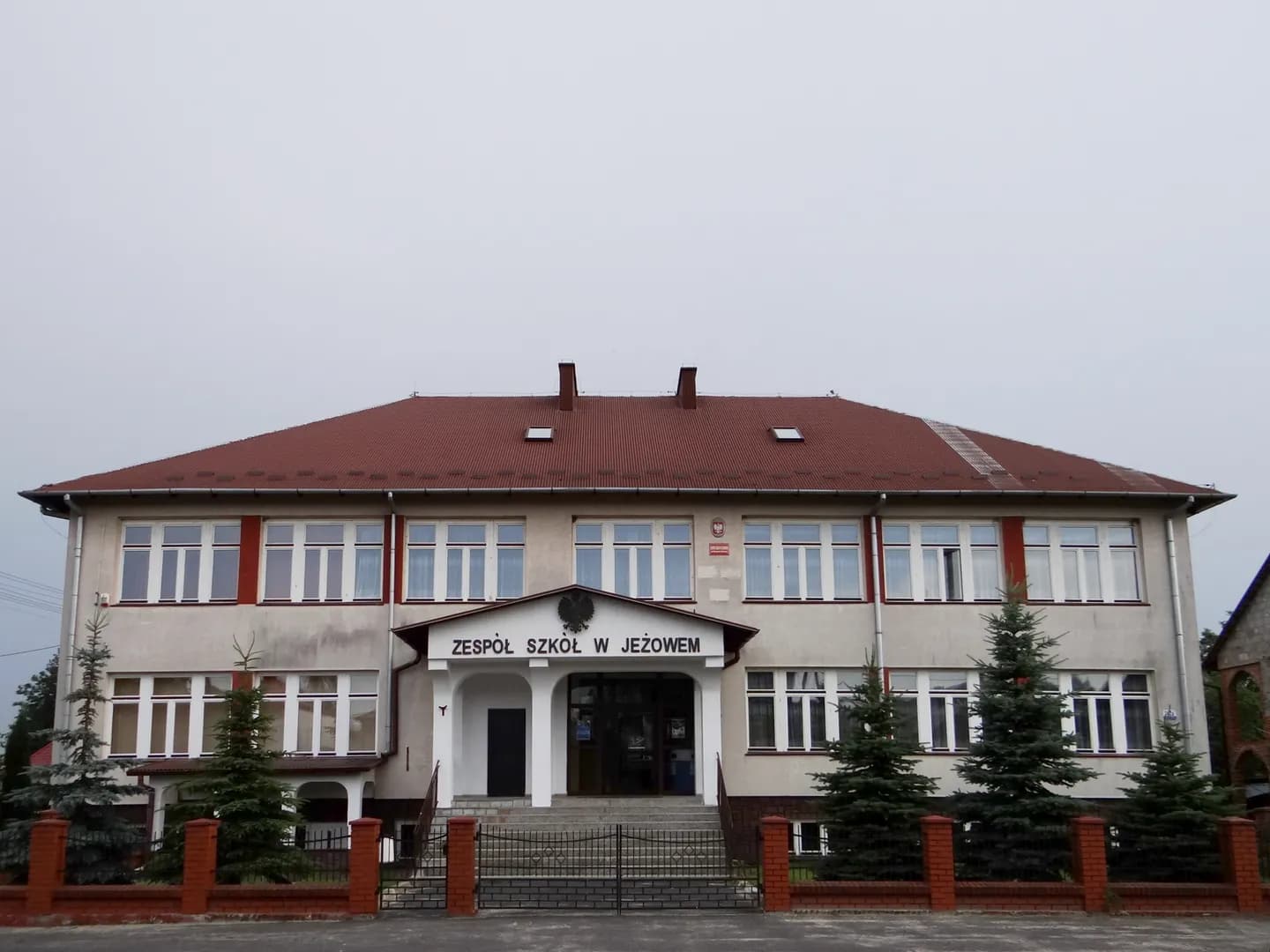 Fasada budynku Zespołu Szkół w Jeżowem