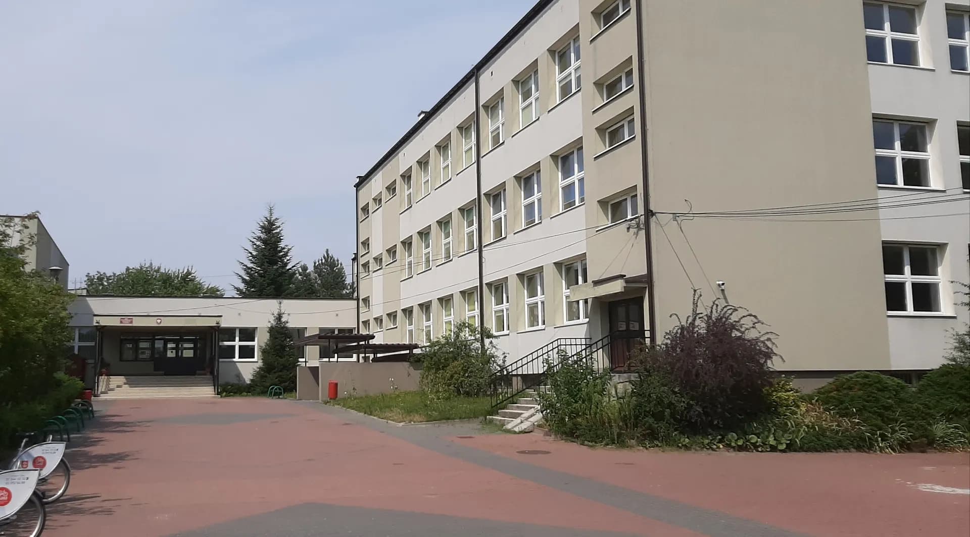 Budynek Szkoły Podstawowej nr 4 w Grodzisku Mazowieckim wraz z dziedzińcem