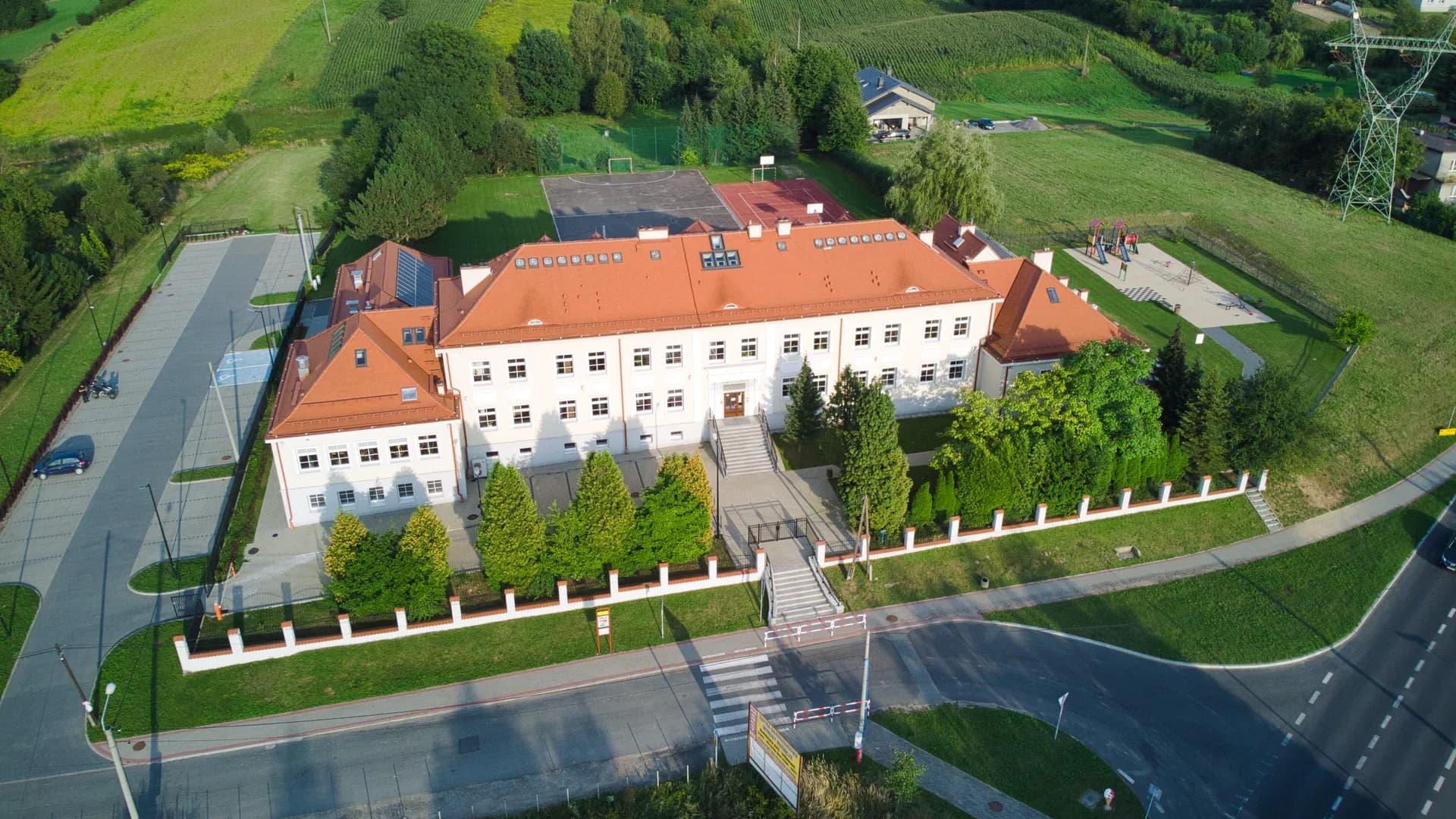 Widok z lotu ptaka na budynek Szkoły Podstawowej nr 17 w Jastrzębiu-Zdroju