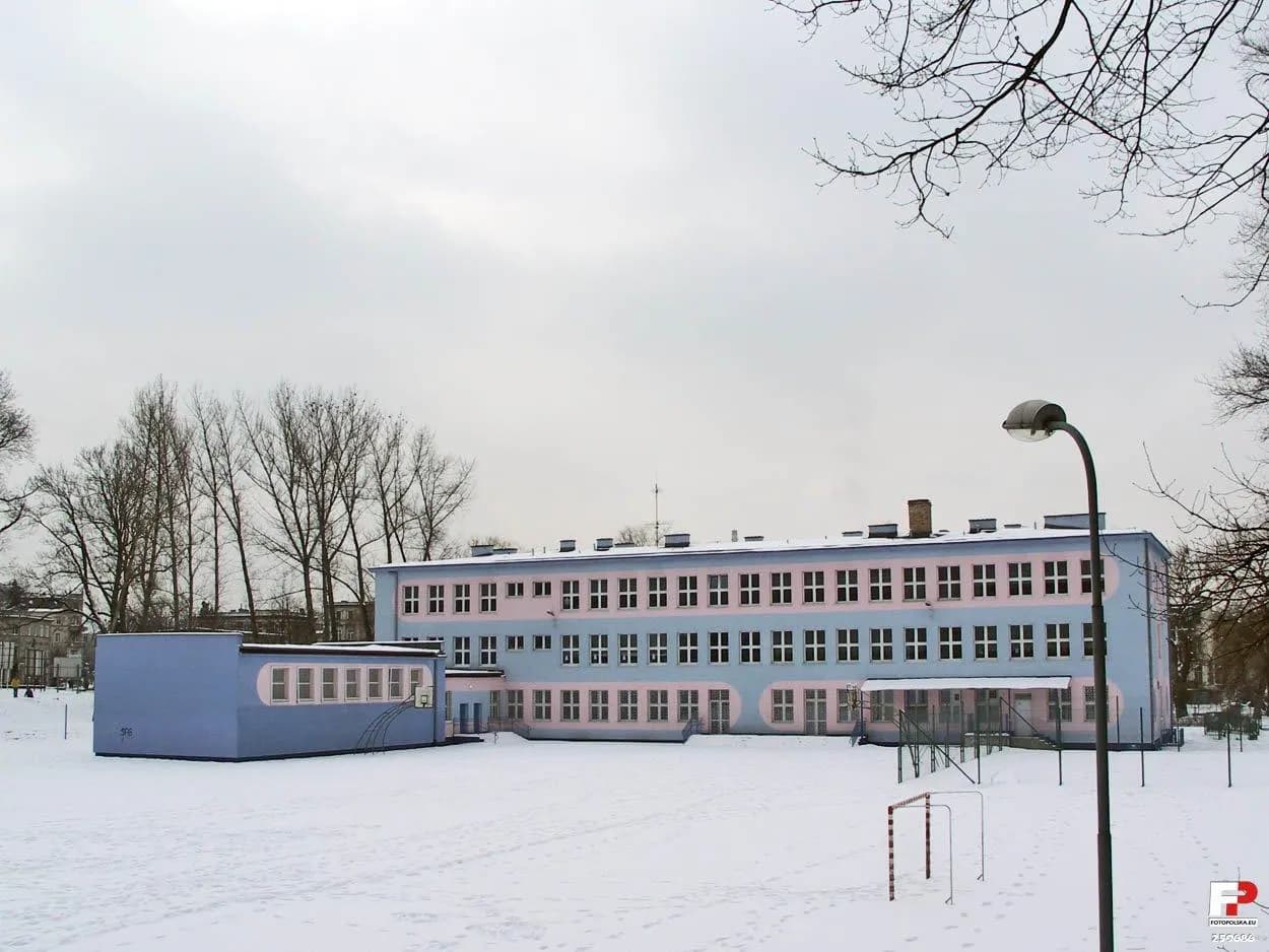 Szkoła Podstawowa nr 13 w Jeleniej Górze zimą, widok od strony boiska