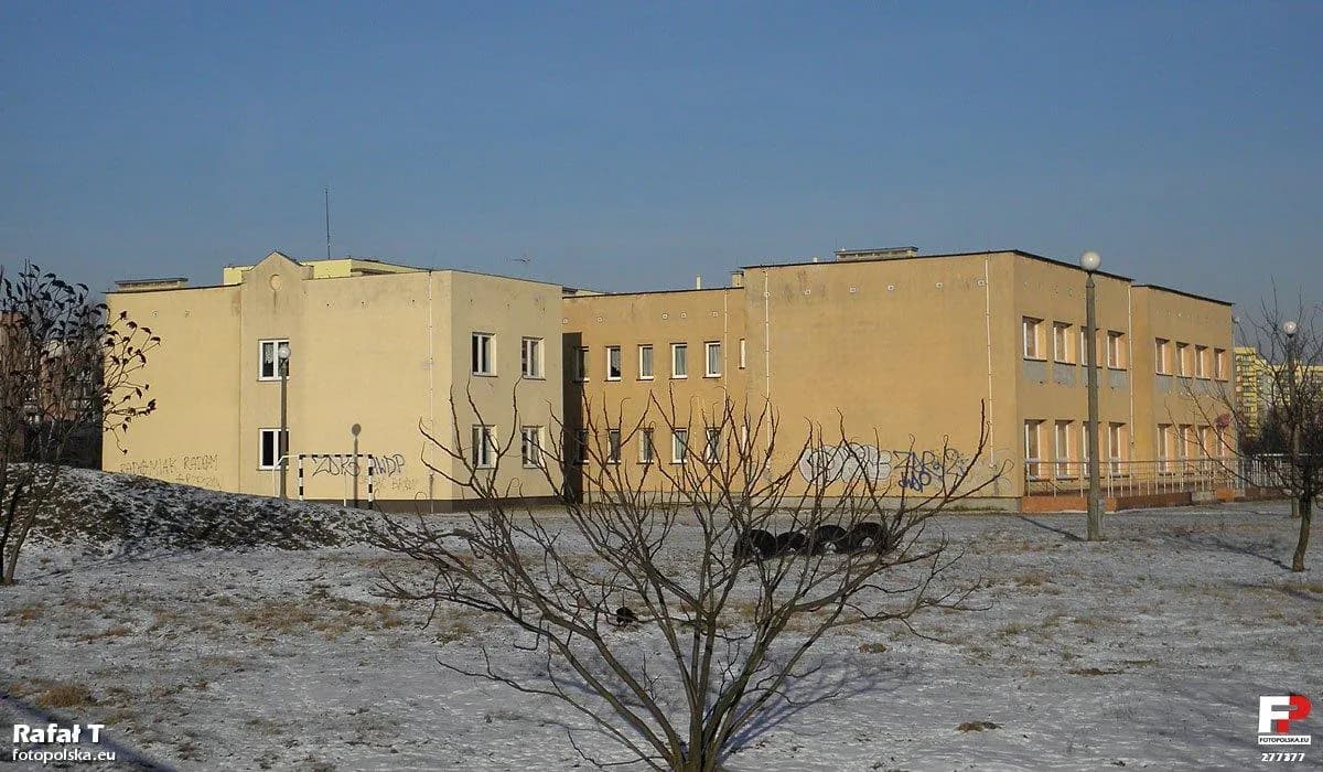 Budynek Zespołu Szkół Specjalnych nr 2 w Radomiu zimą