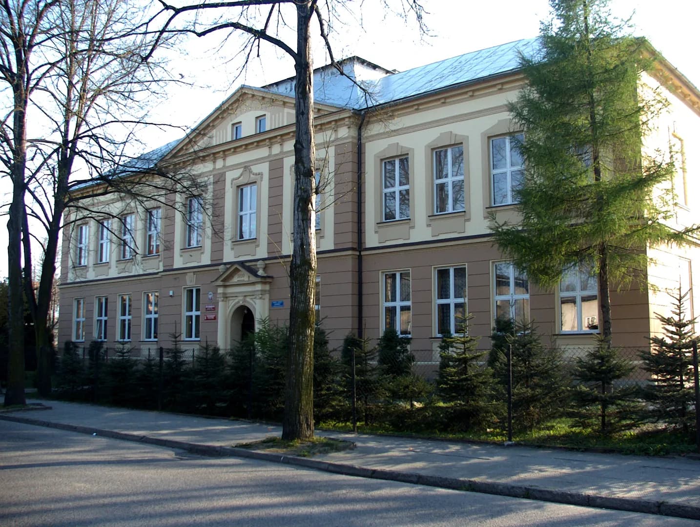 Fasada budynku Szkoły Podstawowej nr 4 w Czechowicach-Dziedzicach z widokiem od ulicy