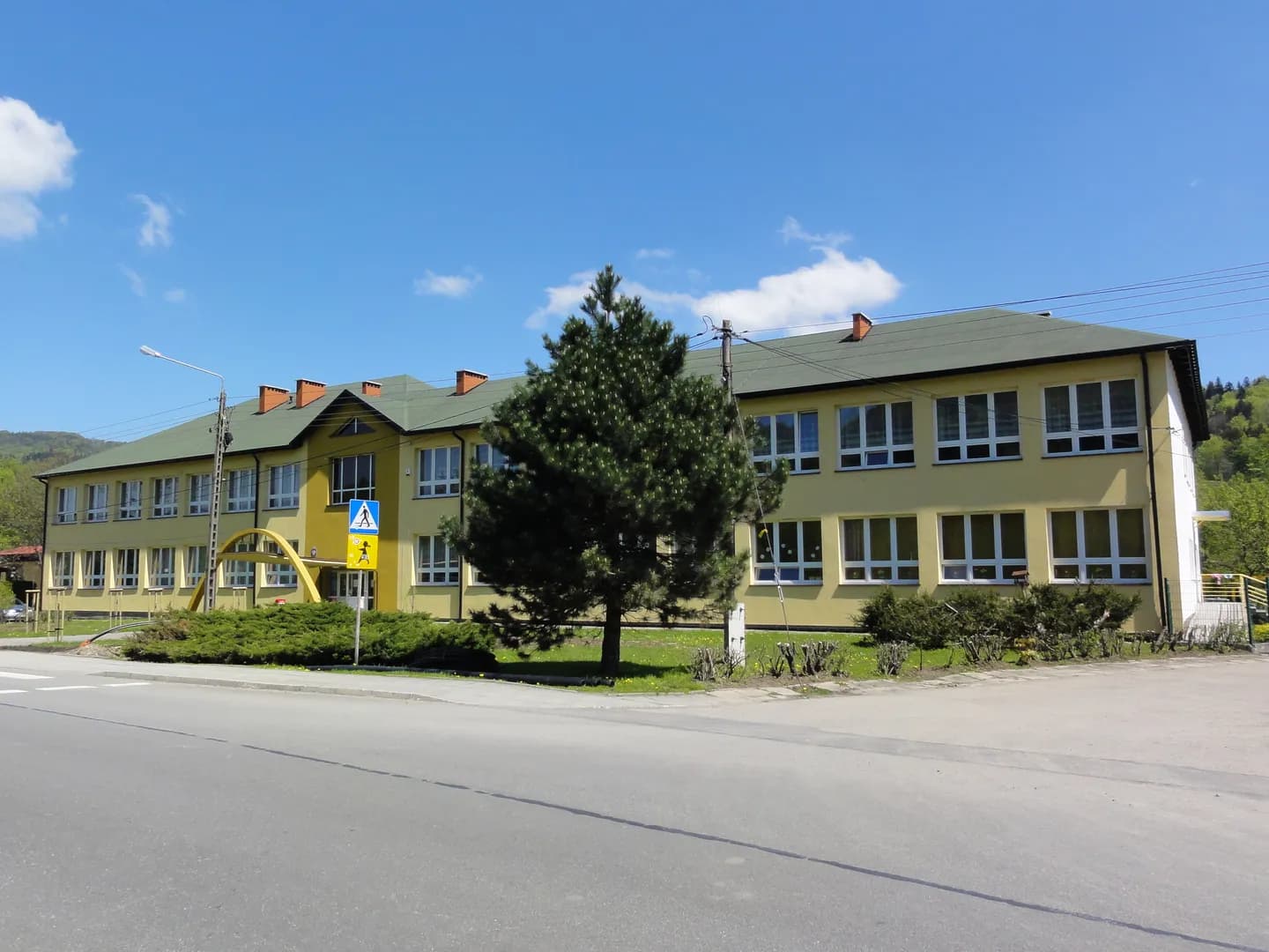 Budynek Szkoły Podstawowej nr 3 w Ustroniu-Polanie widziany z zewnątrz