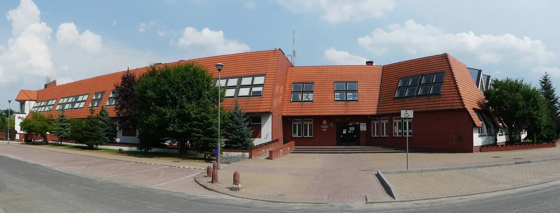Budynek Szkoły Podstawowej w Kobierzycach z czerwonym dachem