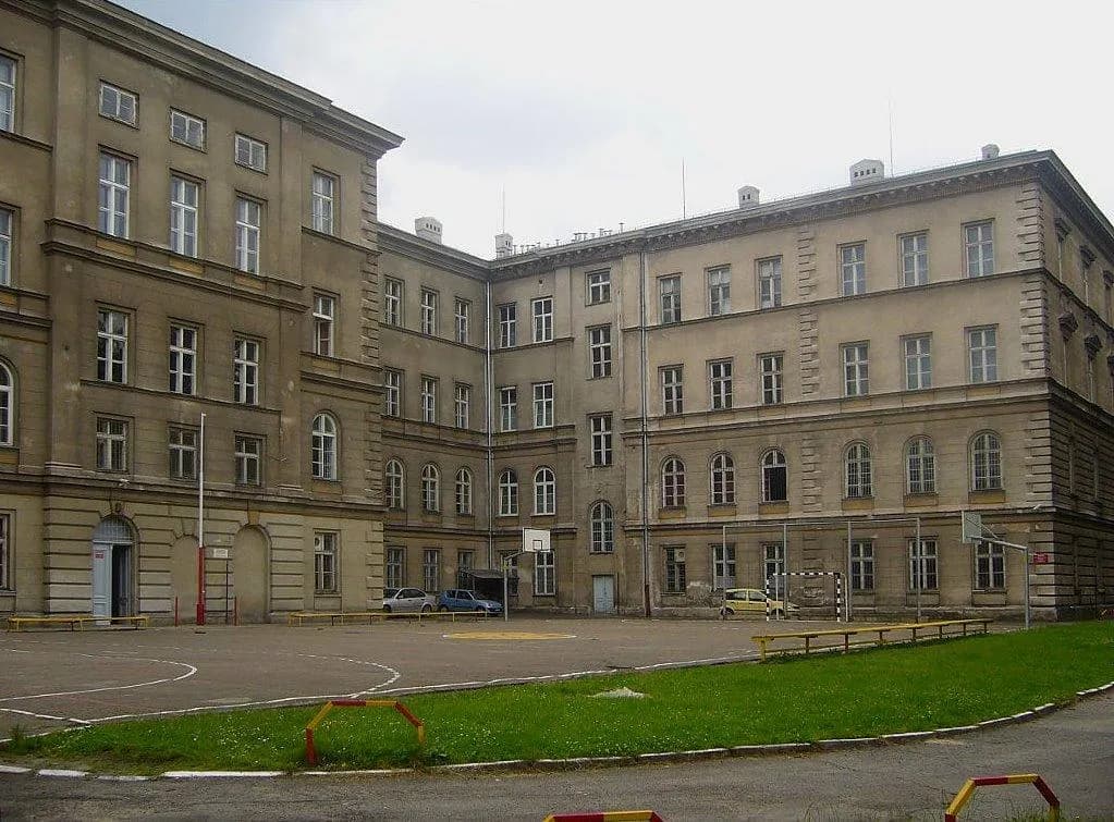 Dziedziniec i boisko Zespołu Szkół Elektronicznych, Elektrycznych i Mechanicznych w Bielsku-Białej