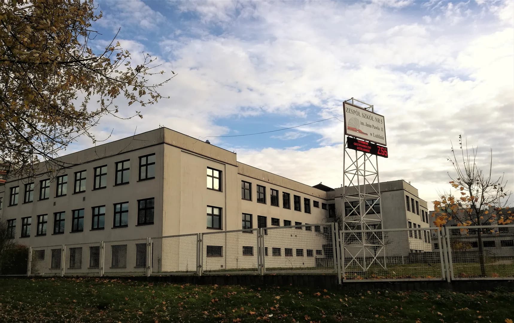 Budynek Zespołu Szkół nr 5 im. Jana Pawła II w Lublinie z widocznym szyldem