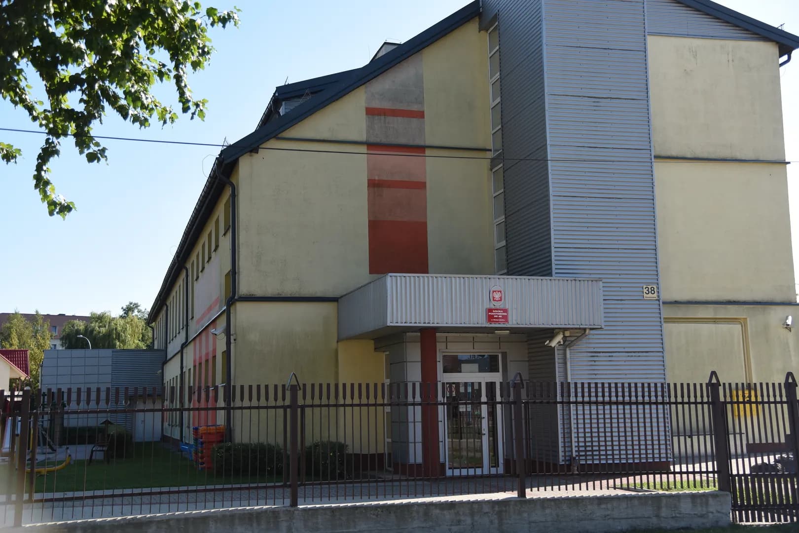 Budynek Szkoły Podstawowej nr 46 w Białymstoku z widocznym wejściem i ogrodzeniem