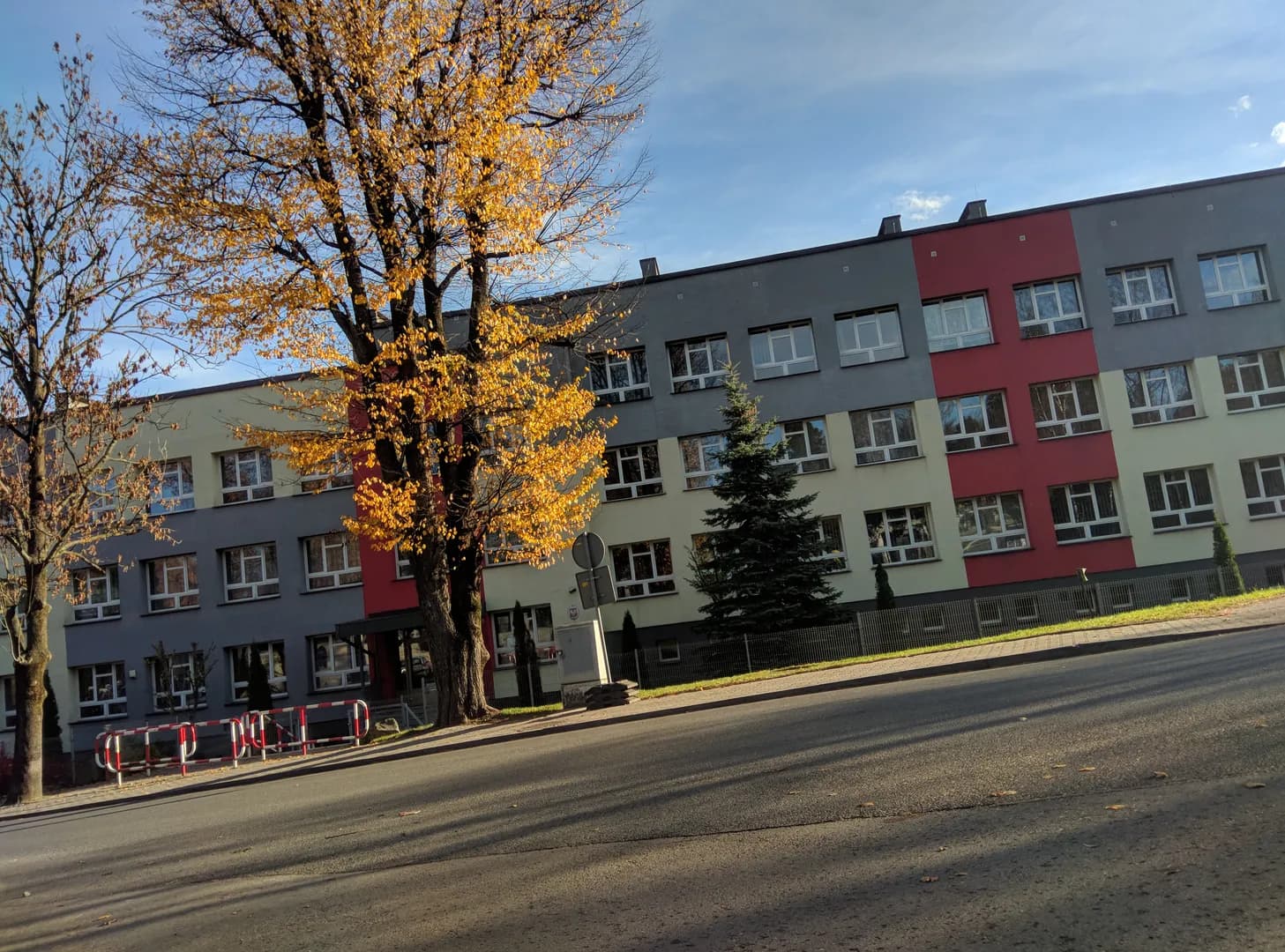 Elewacja frontowa Zespołu Szkół im. Walerego Goetla w Suchej Beskidzkiej
