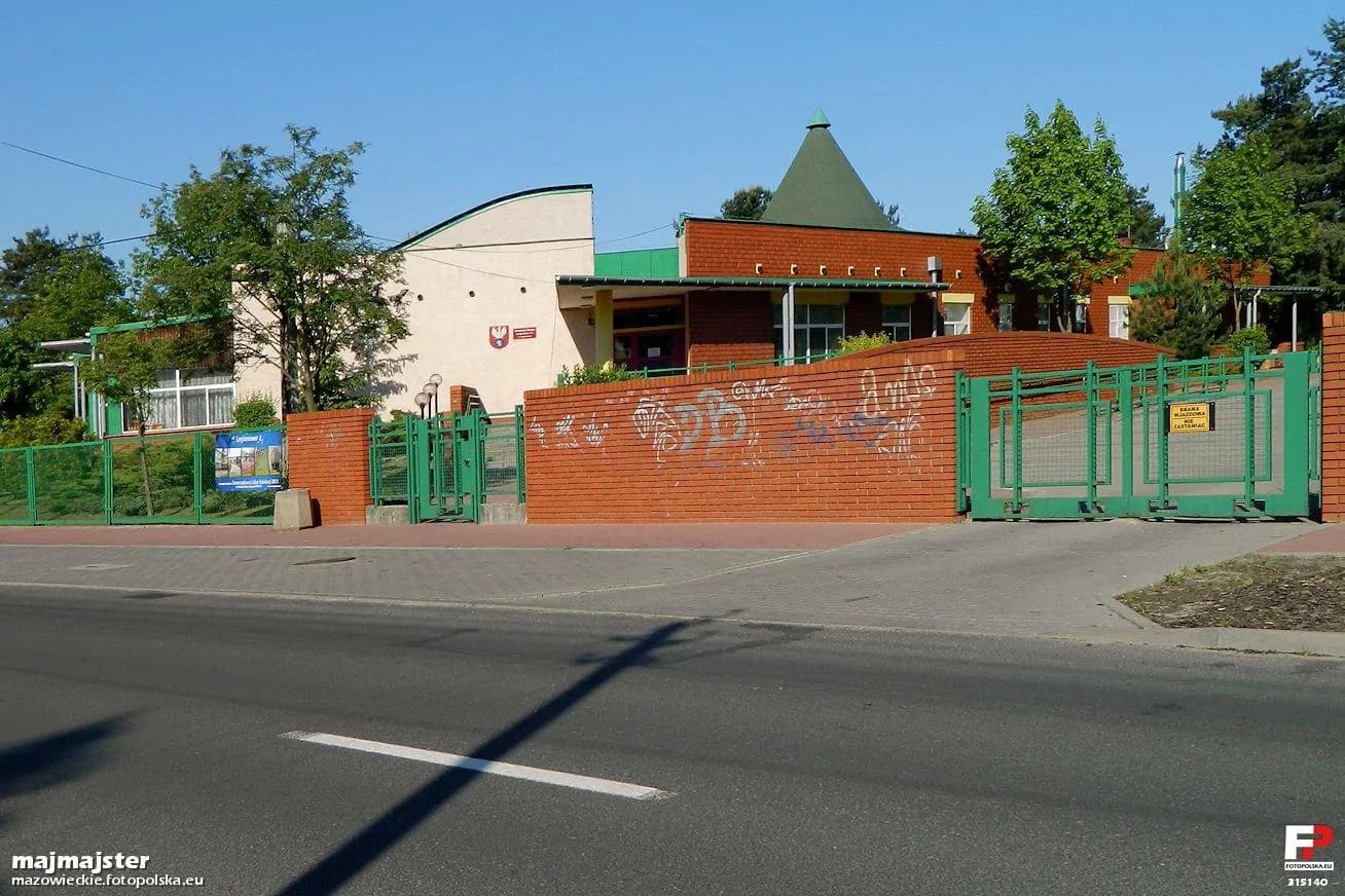 Budynek Przedszkola Miejskiego Integracyjnego nr 5 w Legionowie widziany zza ogrodzenia