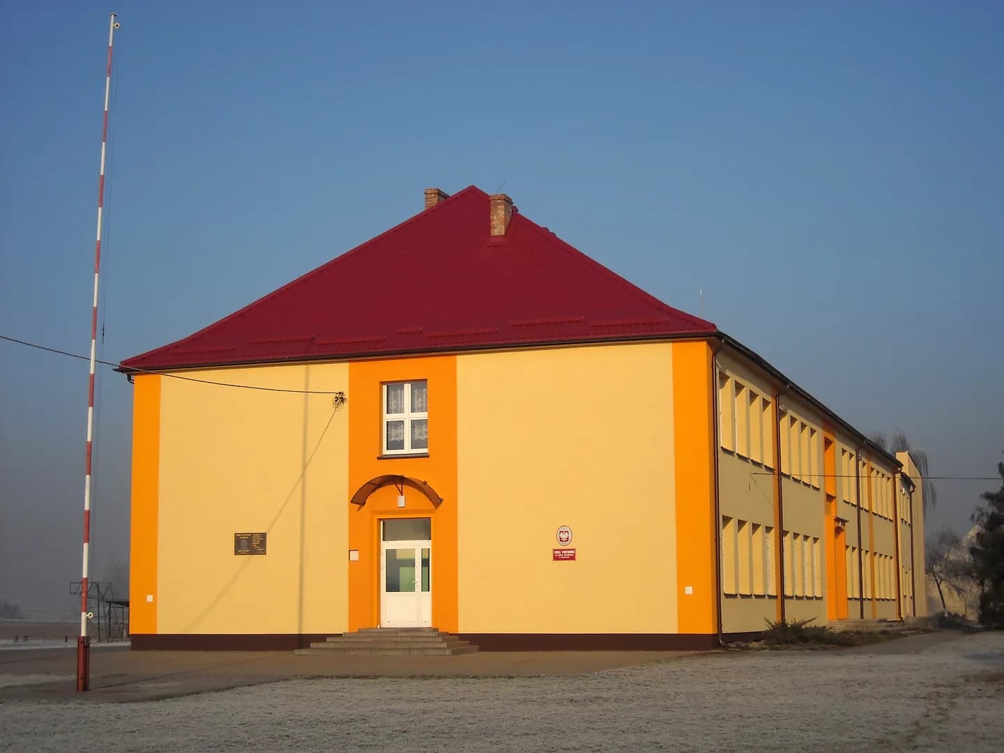 Budynek Szkoły Podstawowej im. Janusza Kusocińskiego w Laskowicach z zewnątrz