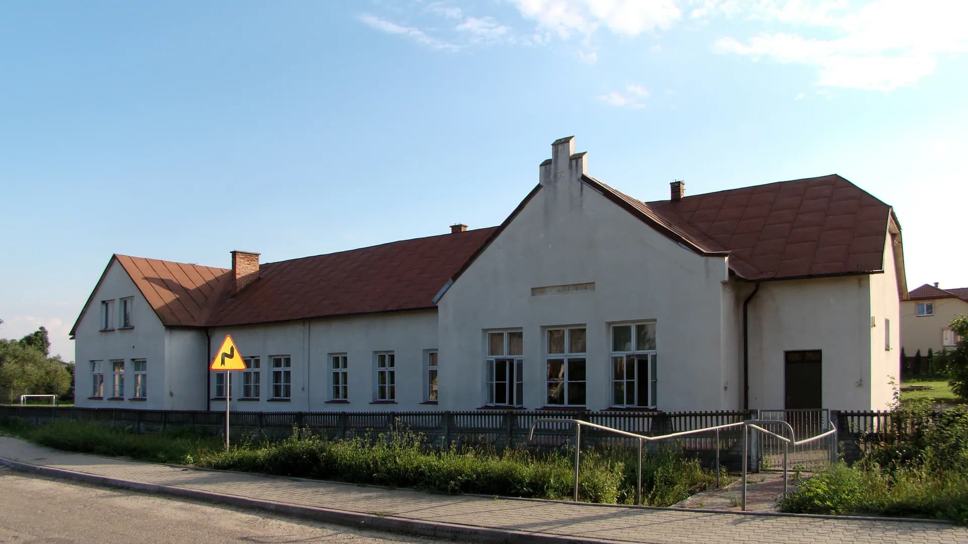 Budynek Publicznej Szkoły Podstawowej w Hulczu widziany od strony ulicy