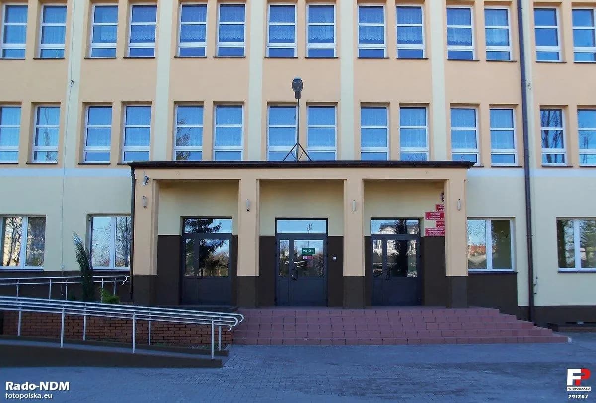Główne wejście do budynku Zespołu Szkół Zawodowych nr 1 w Nowym Dworze Mazowieckim