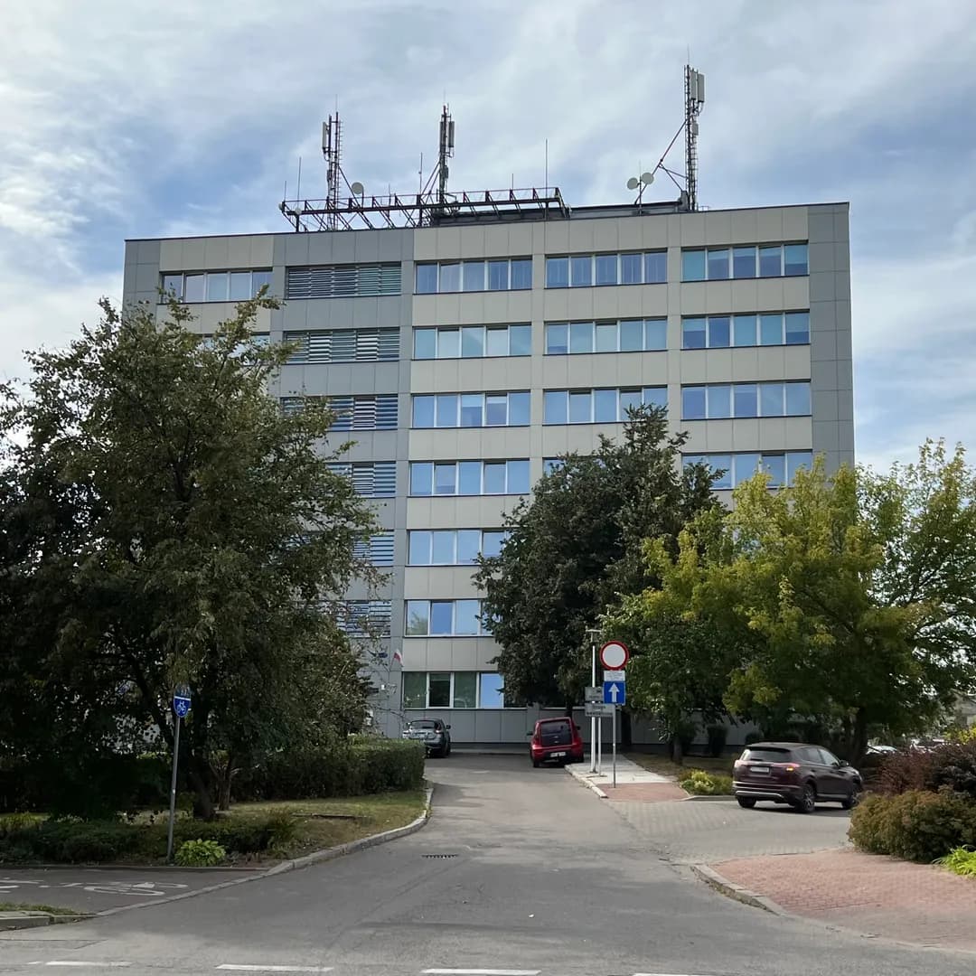 Wielopiętrowy budynek szkoły przy ulicy Noniewicza w Suwałkach