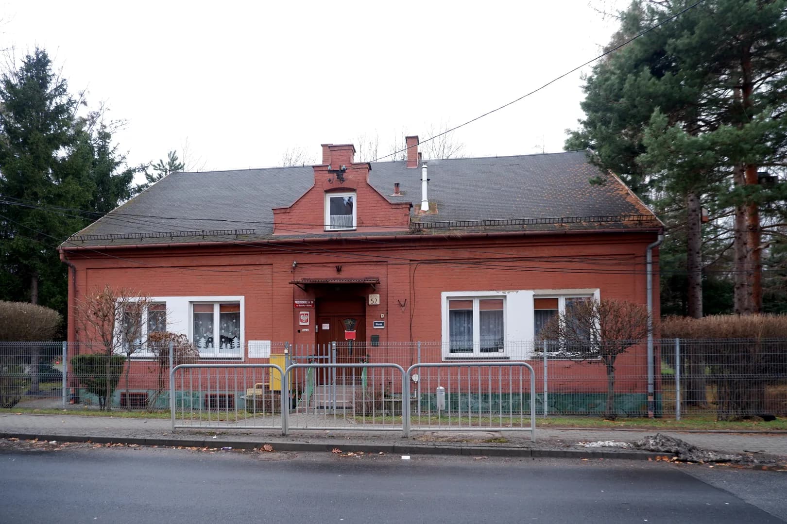 Ceglany budynek Przedszkola nr 24 przy ulicy Sempołowskiej 52 w Bielsku-Białej