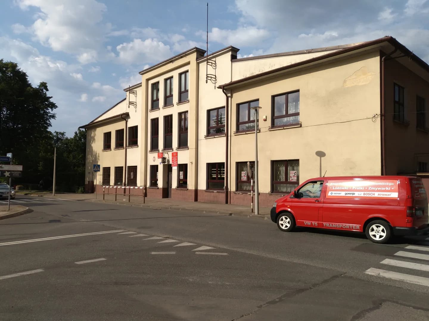 Budynek Zespołu Szkół Technicznych w Ustroniu od strony ulicy 3 Maja