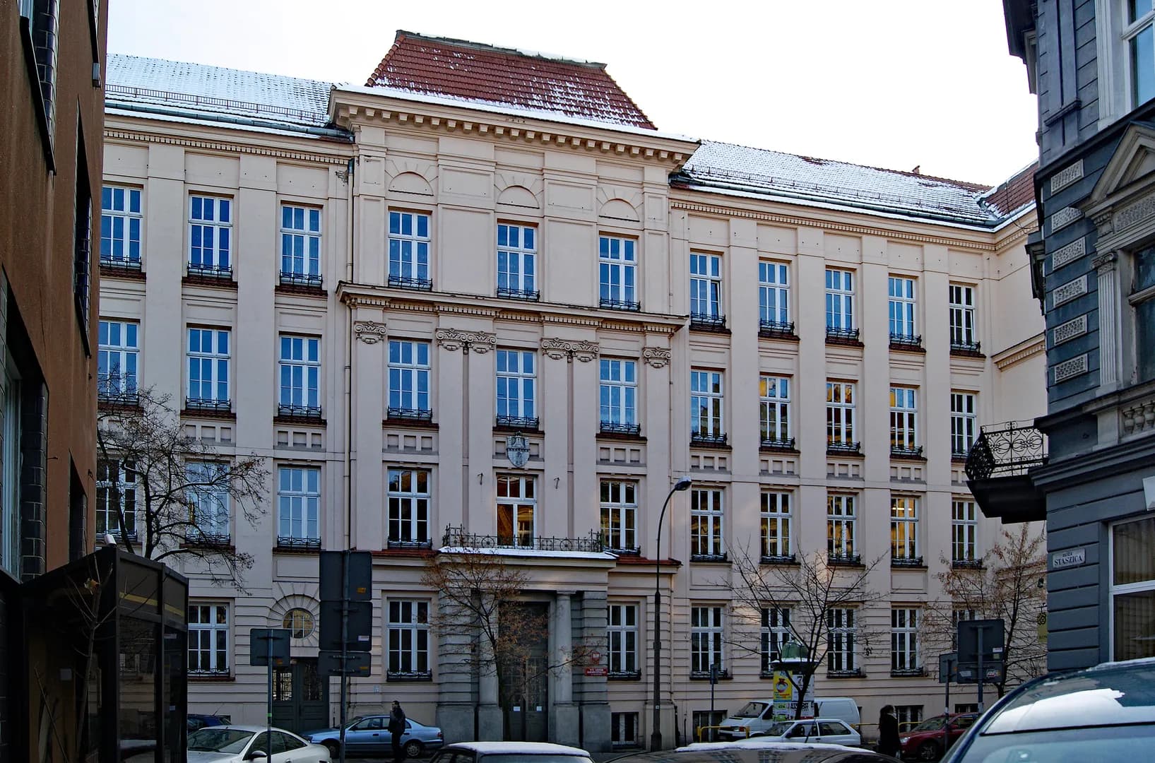 Fasada budynku XX Liceum Ogólnokształcącego przy ulicy Szlak w Krakowie