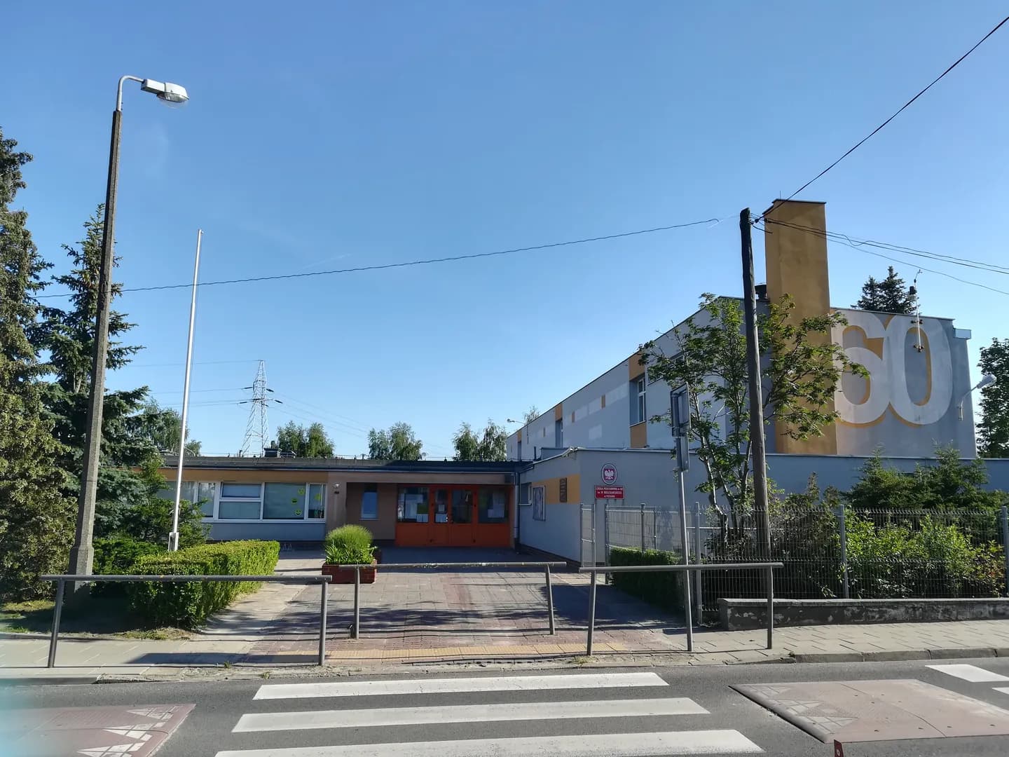 Budynek Szkoły Podstawowej nr 60 w Poznaniu od strony ulicy