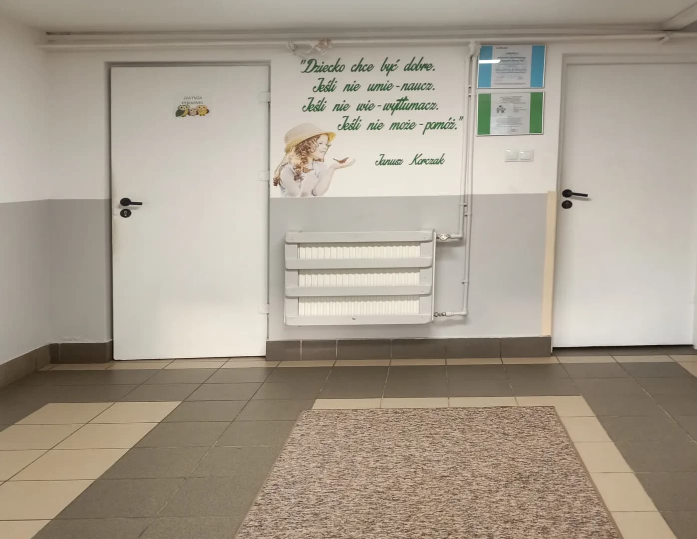 Korytarz w Przedszkolu Niepublicznym Piotruś Pan w Warszawie z cytatem Janusza Korczaka