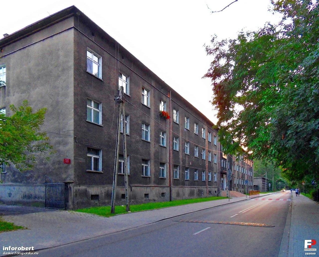 Widok z ulicy na budynek Zespołu Szkół Ekonomiczno-Usługowych w Świętochłowicach