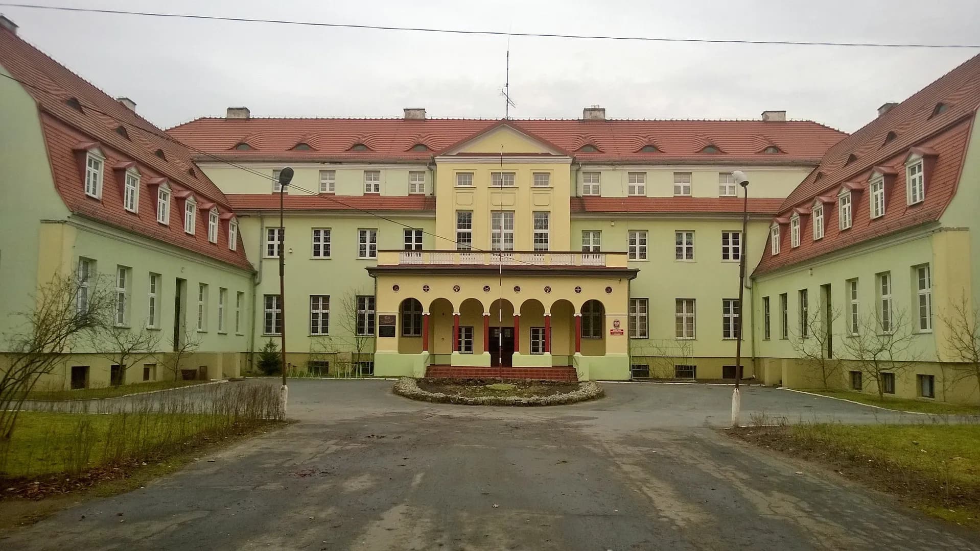Frontowa elewacja budynku szkoły w Mieszkowicach