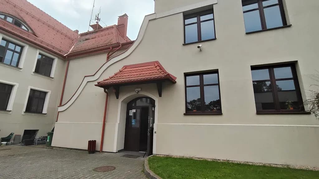Wejście do budynku Zespołu Szkół im. Janusza Korczaka w Gliwicach