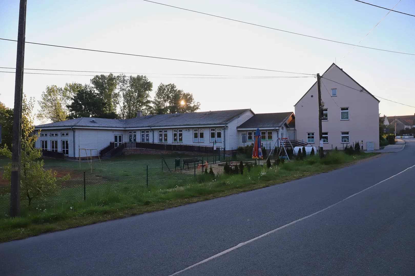 Budynek Zespołu Szkolno-Przedszkolnego w Grądach widziany od strony ulicy
