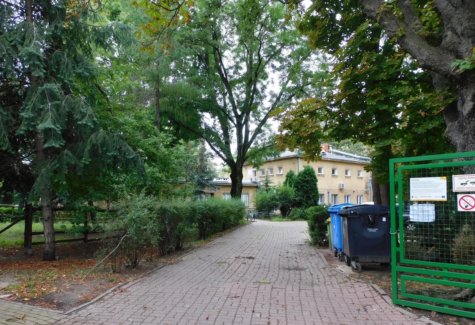 Dojście i brama do budynku Przedszkola Specjalnego Tęcza w Warszawie