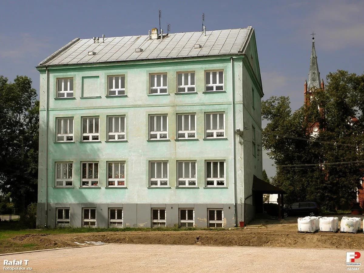 Elewacja Publicznej Szkoły Podstawowej we Wrociszewie widziana od strony boiska
