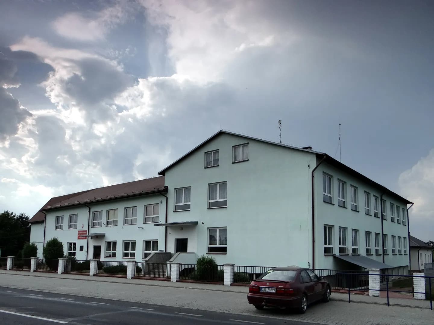 Budynek Szkoły Podstawowej w Aleksandrowie widziany od strony ulicy