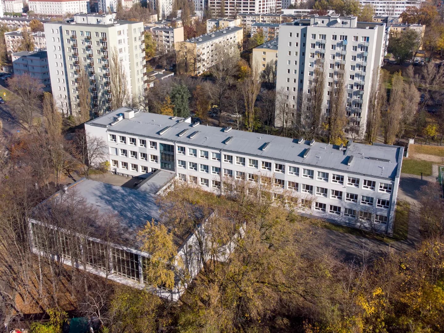 Widok z lotu ptaka na budynek Szkoły Podstawowej nr 272 w Warszawie