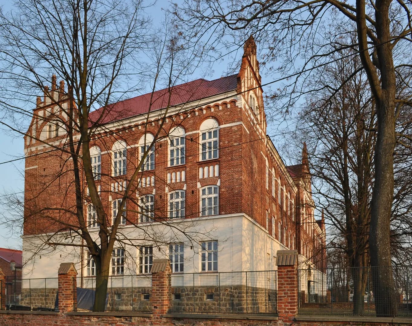 Ceglany gmach szkoły przy ulicy Kilińskiego w Mielcu