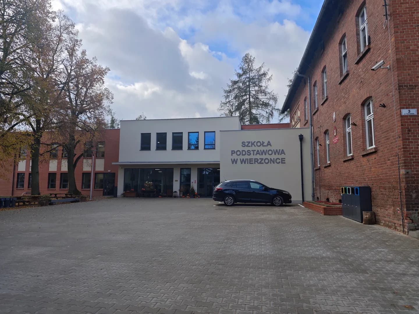 Budynek i wejście do Szkoły Podstawowej w Wierzonce