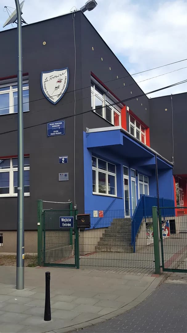 Wejście do Polsko-Francuskiej Szkoły Podstawowej La Fontaine w Warszawie