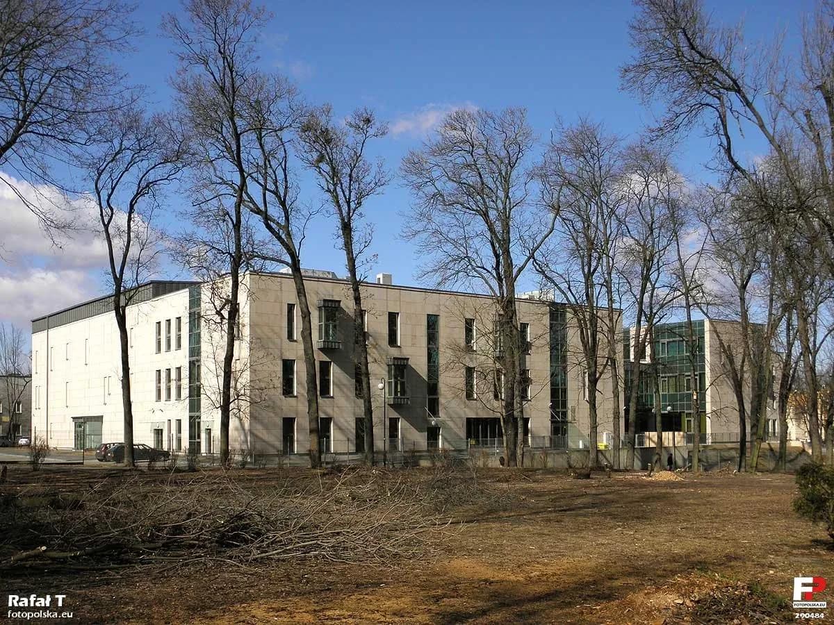 Nowoczesny budynek Zespołu Szkół Muzycznych w Radomiu widoczny zza drzew