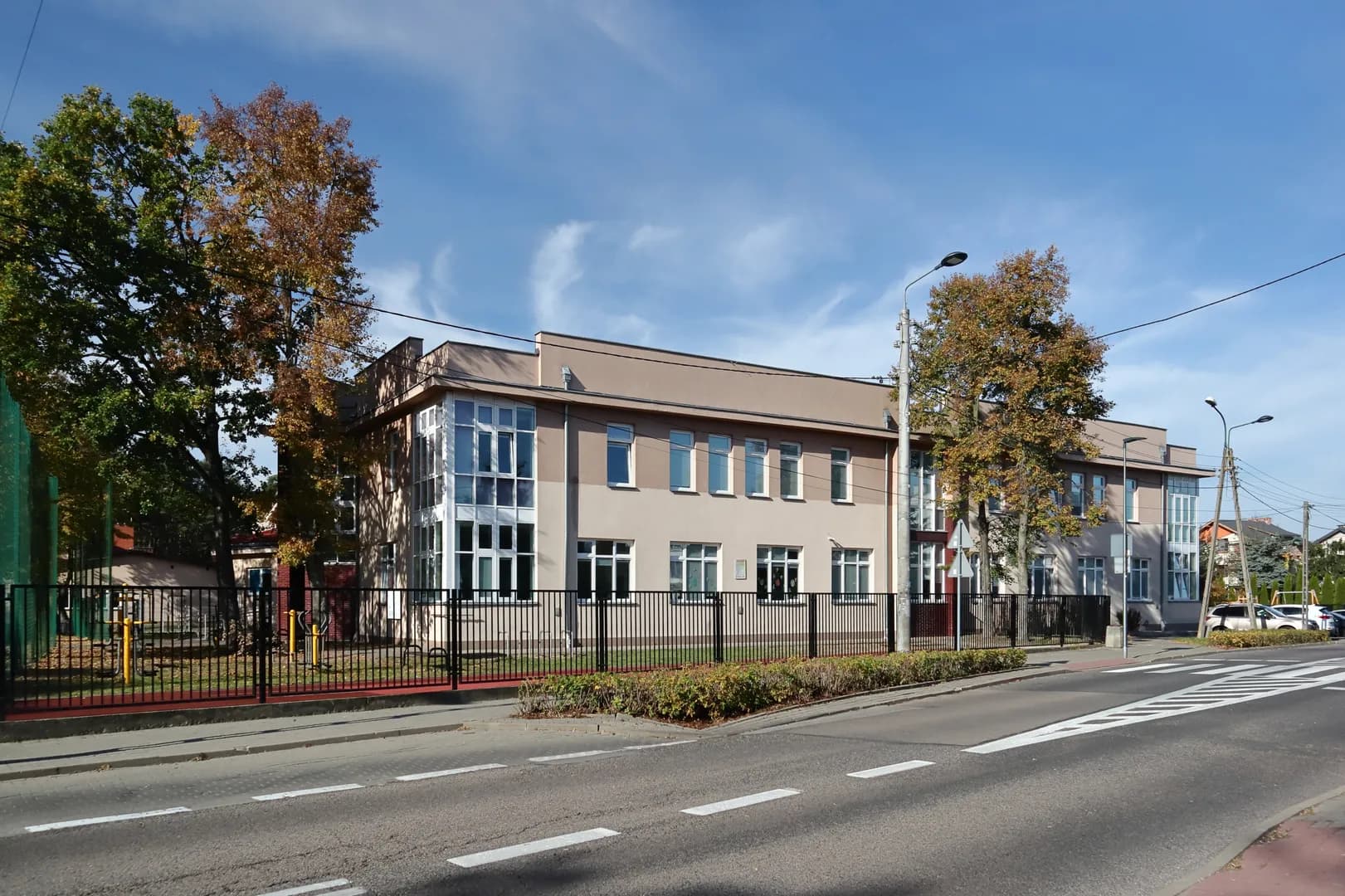 Budynek Szkoły Podstawowej nr 172 w Warszawie widziany od strony ulicy