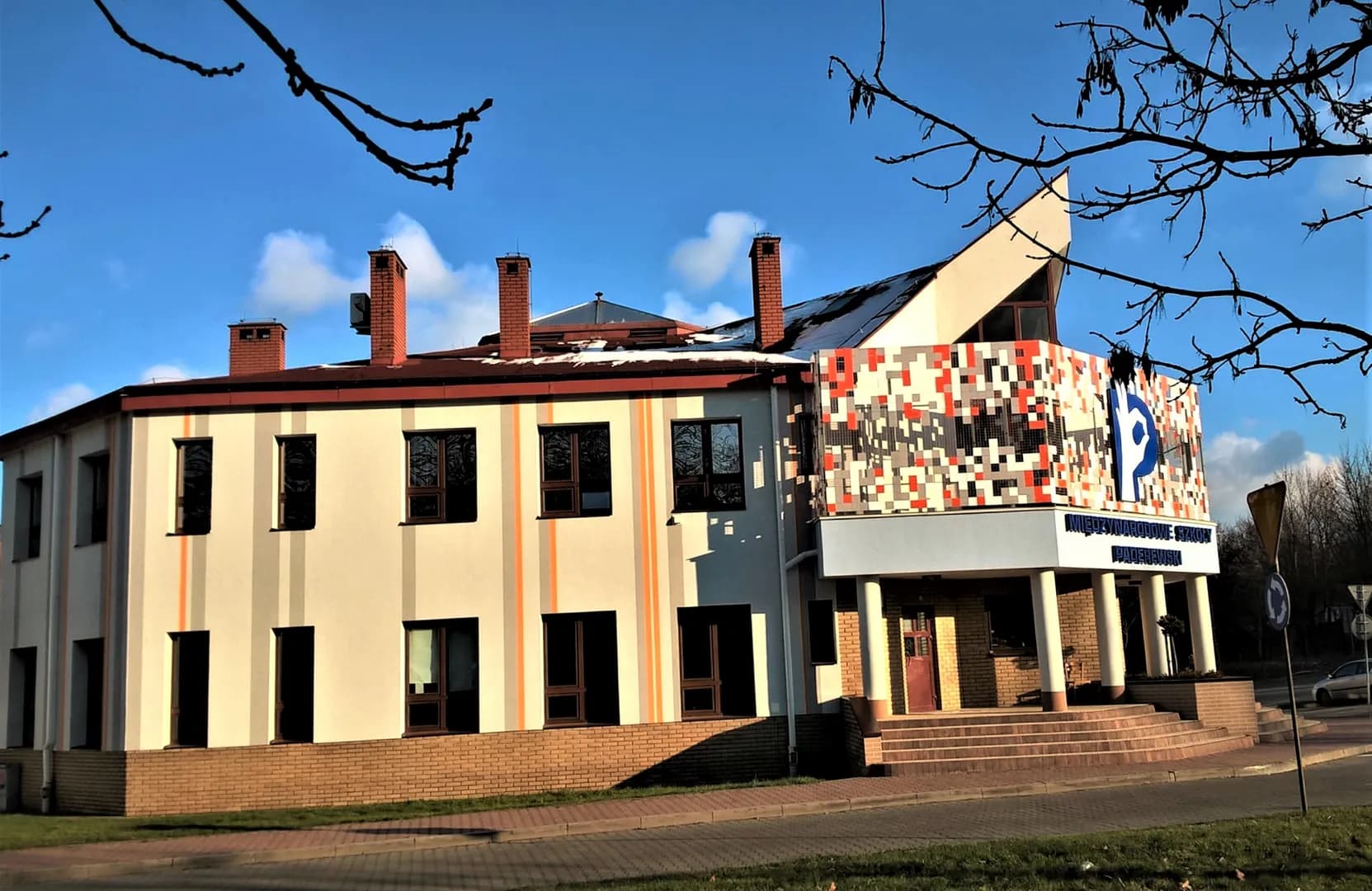Budynek Międzynarodowego Liceum Ogólnokształcącego Paderewski w Lublinie z wejściem głównym