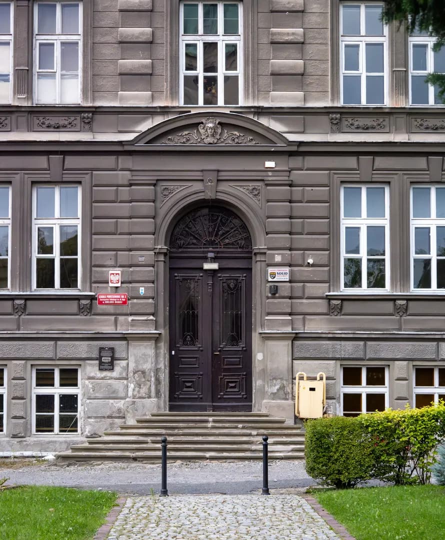 Zabytkowe wejście główne do Szkoły Podstawowej nr 2 im. Mikołaja Reja w Bielsku-Białej