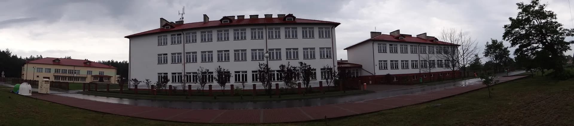 Panorama budynku Zespołu Szkół w Ulanowie