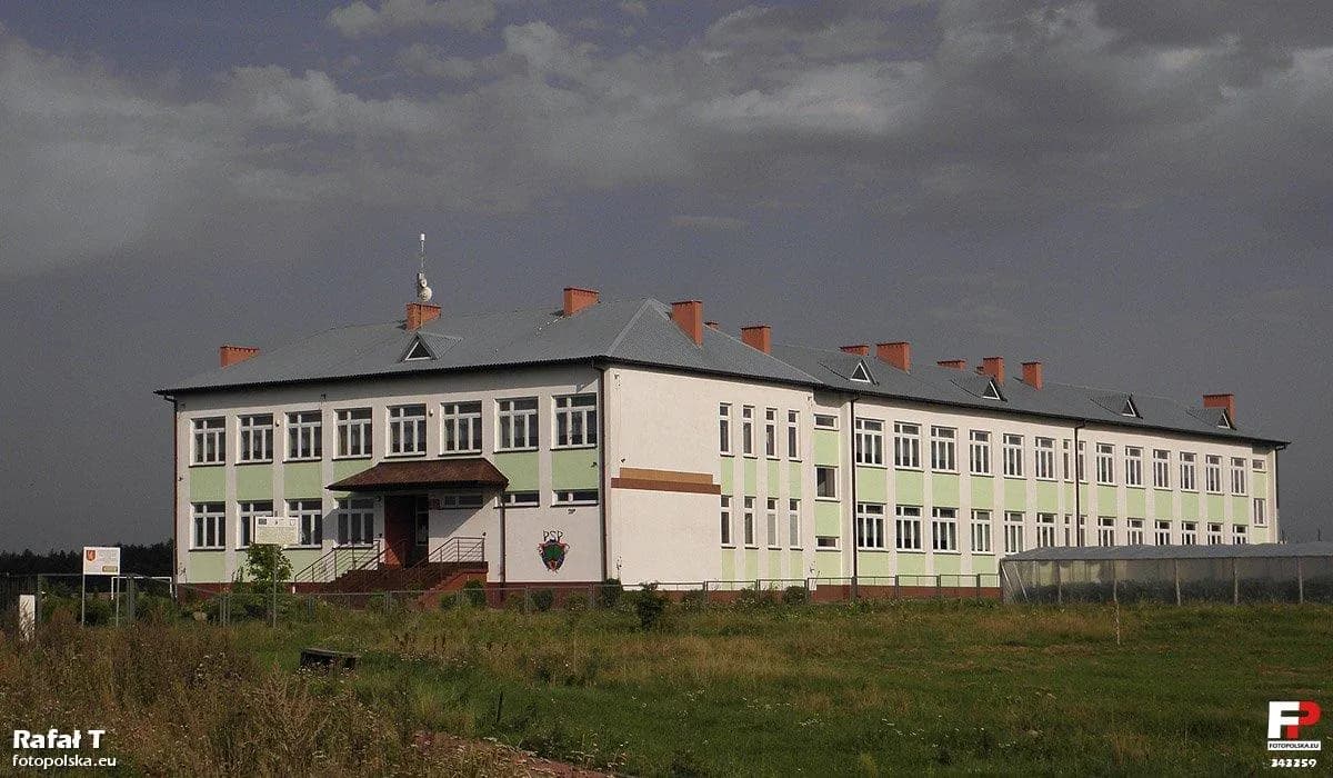 Budynek Publicznej Szkoły Podstawowej w Dąbrówce Podłężnej